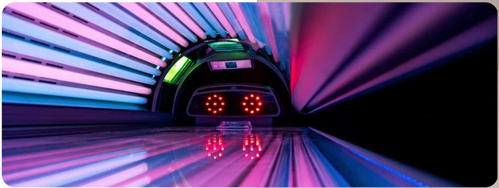 Glowing interior of the Q16 with red LED shoulder lights